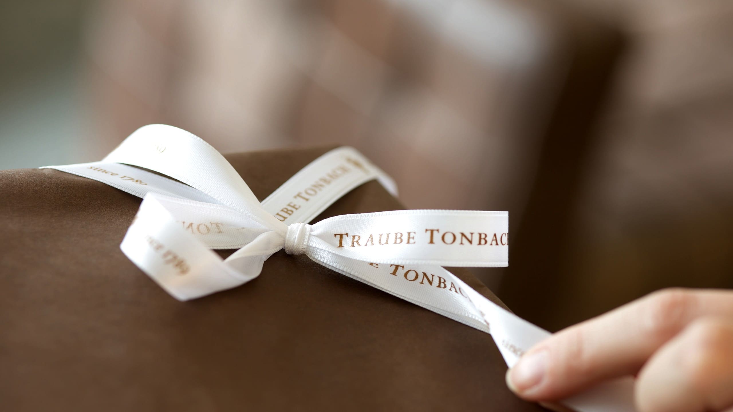 Mit einem Geschenkband gebundener Gutschein für das 5 Sterne Superior Hotel im Schwarzwald.